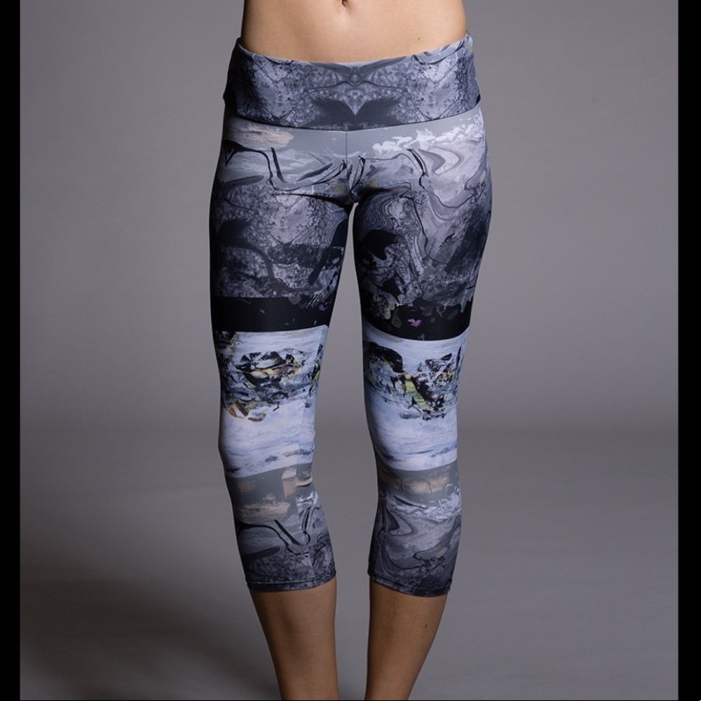 NWOT Onzie Capri Legging in Arctic Print!